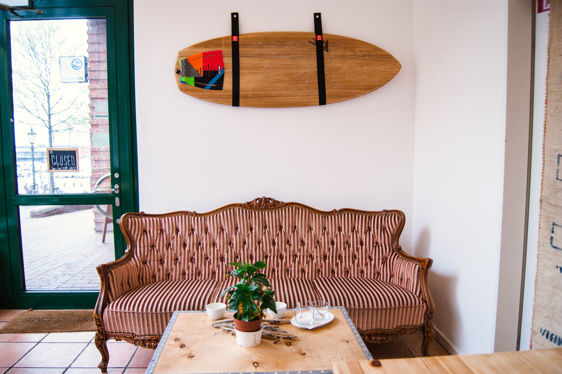 The decoration is an organic, vintage and surfer vibe mix